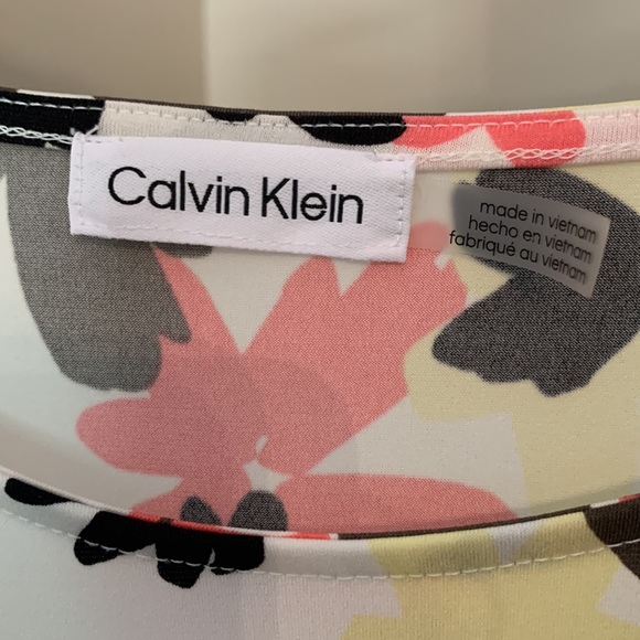 2/$15 Calvin Klein- Floral print Women’s Blouse Size Medium - Picture 2 of 6